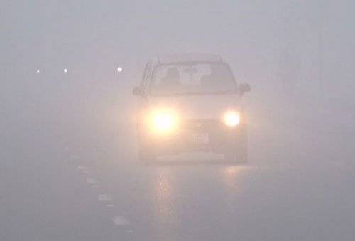 The Pakistan Meteorological Department (PMD) expects cold and dry weather across Lahore and most parts of Pakistan in the coming days. A shallow westerly wave will affect the upper regions of Pakistan, causing mainly cold and dry conditions over the next two days. While Lahore and most areas will experience cold and dry weather, Gilgit-Baltistan and Kashmir might have cloudy skies with light rain and snowfall in mountainous regions on Sunday night. Fog or smog is likely in Punjab, Khyber-Pakhtunkhwa, and upper Sindh during morning and night hours. Specific areas like Bahawalpur, Sahiwal, Sargodha, Lahore, and others could experience dense fog or smog during morning and night. Frost might occur in some spots in the Pothohar region during the morning. Fog or smog may lead to potential closures on certain portions of the Motorways and disruption in vehicular movement on the National Highway due to reduced visibility. In Lahore, the minimum temperature is expected to range between 07-09 degrees Celsius on Monday and 06-08 C on Tuesday. Recent weather conditions saw cold and dry weather prevail across most parts of the country. However, there was rain in upper Khyber-Pakhtunkhwa, northeast Punjab, Kashmir, and Kalat, along with light snowfall in Murree. Leh experienced the coldest temperatures, dropping to 06 C below freezing. In Lahore, the minimum temperature recorded was 08 C with an evening relative humidity of 66 per cent.